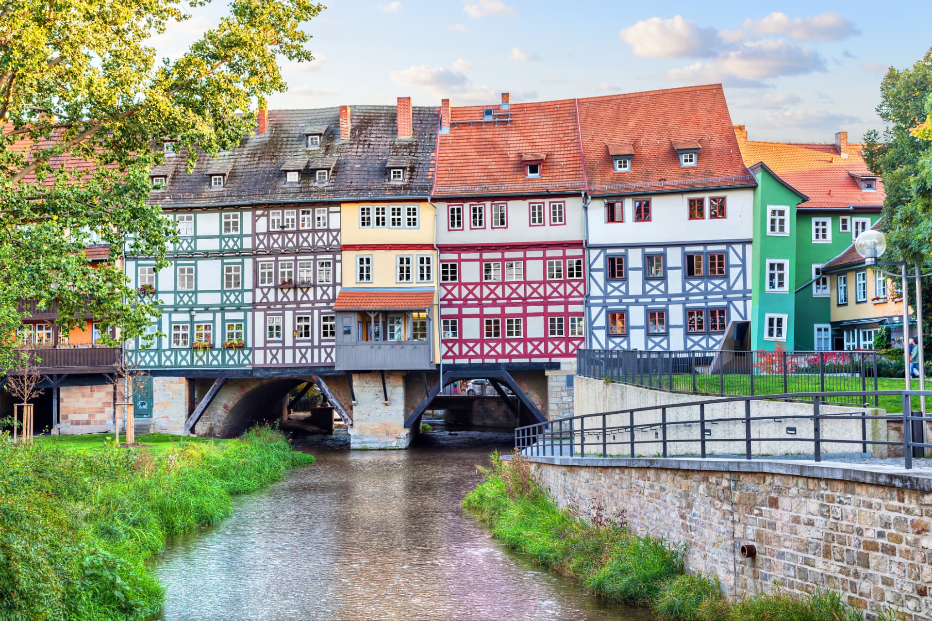 Erfurter Altstadt mit Fachwerkhäusern und Krämerbrücke – Fassaden für die chemiefreie Laser-Graffitientfernung