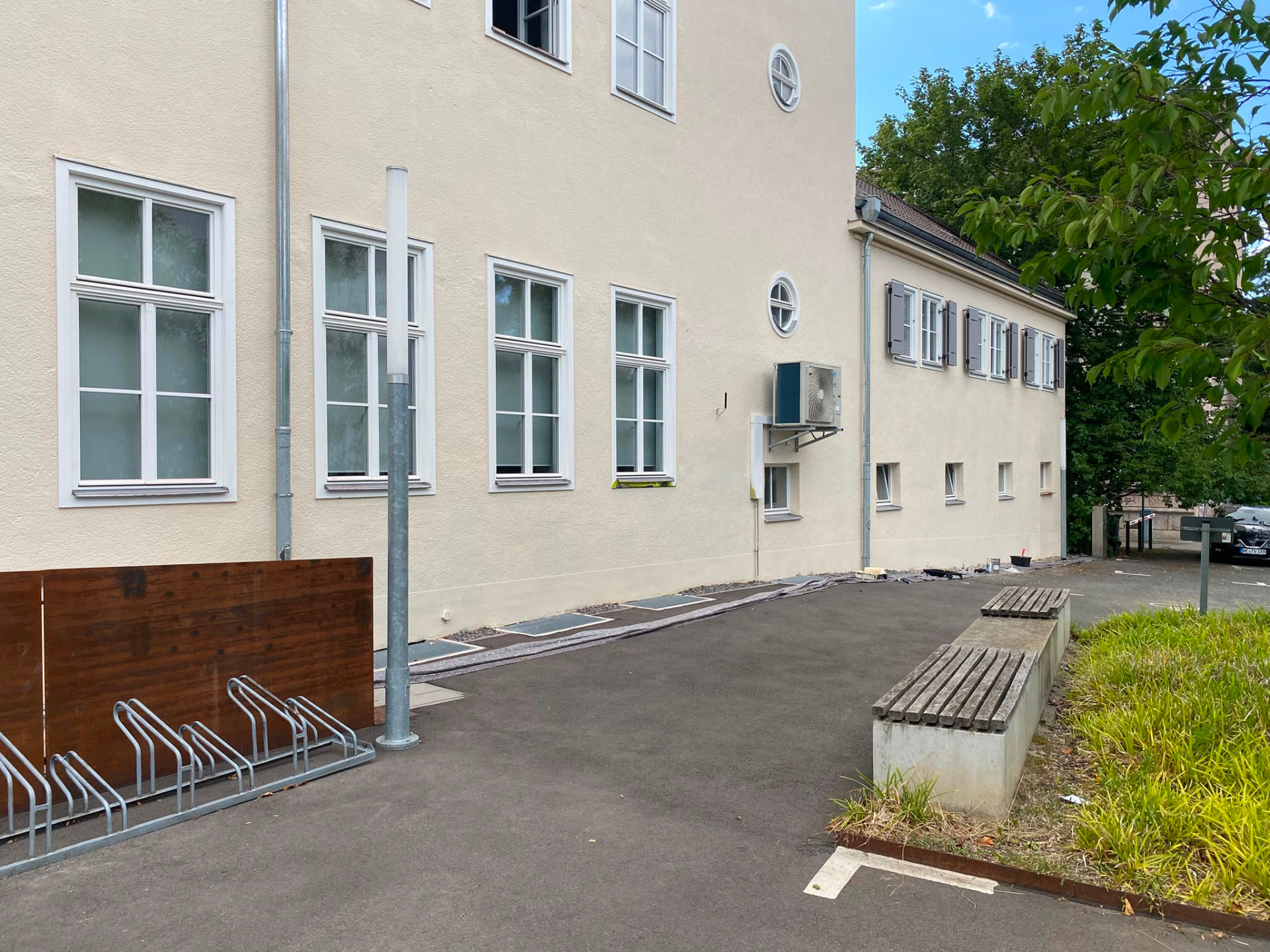 Gereinigte Putzfassade nach Graffitientfernung und Beschichtung
