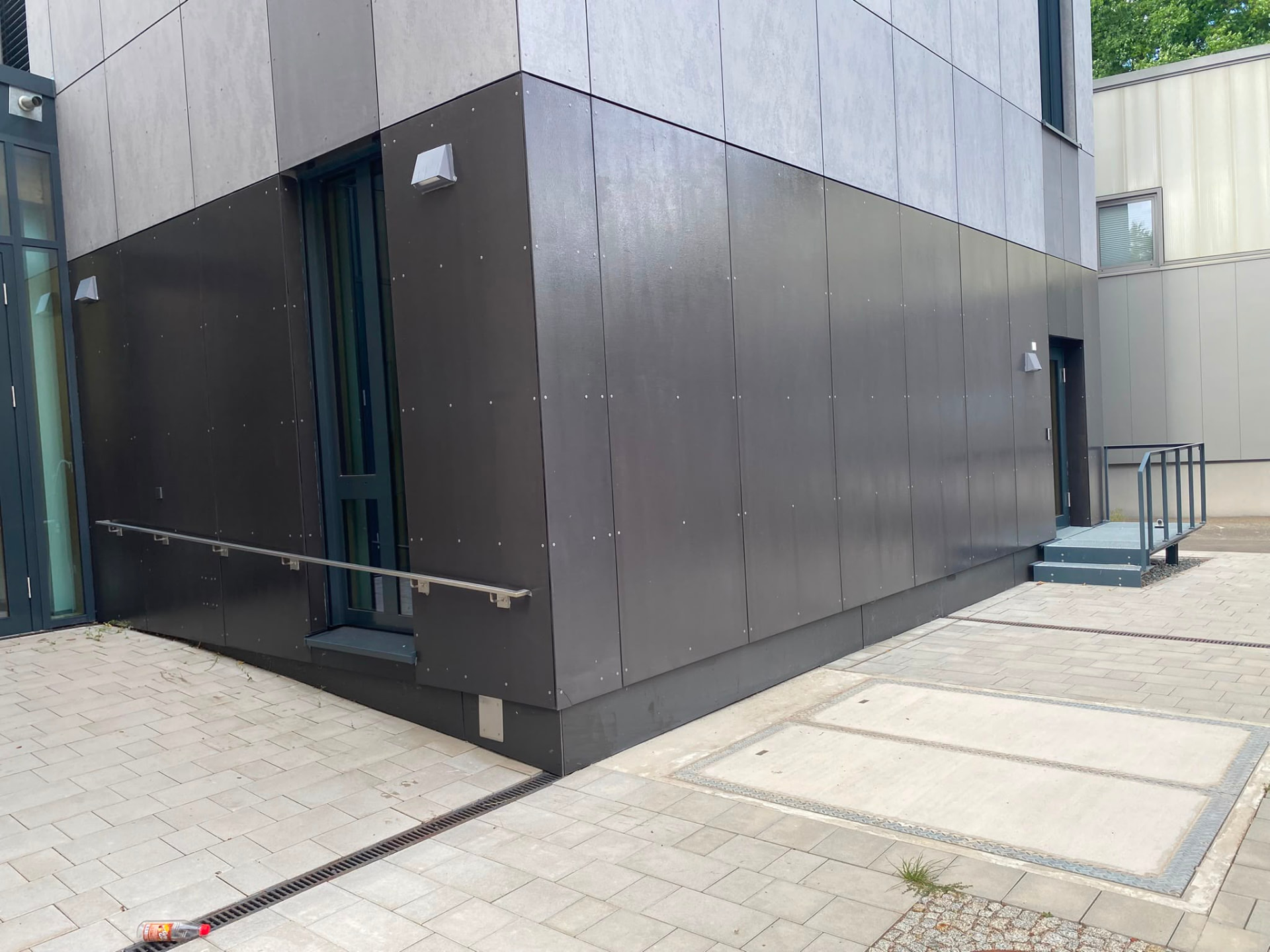 Fassade nach Graffitientfernung und Anti-Graffiti-Beschichtung