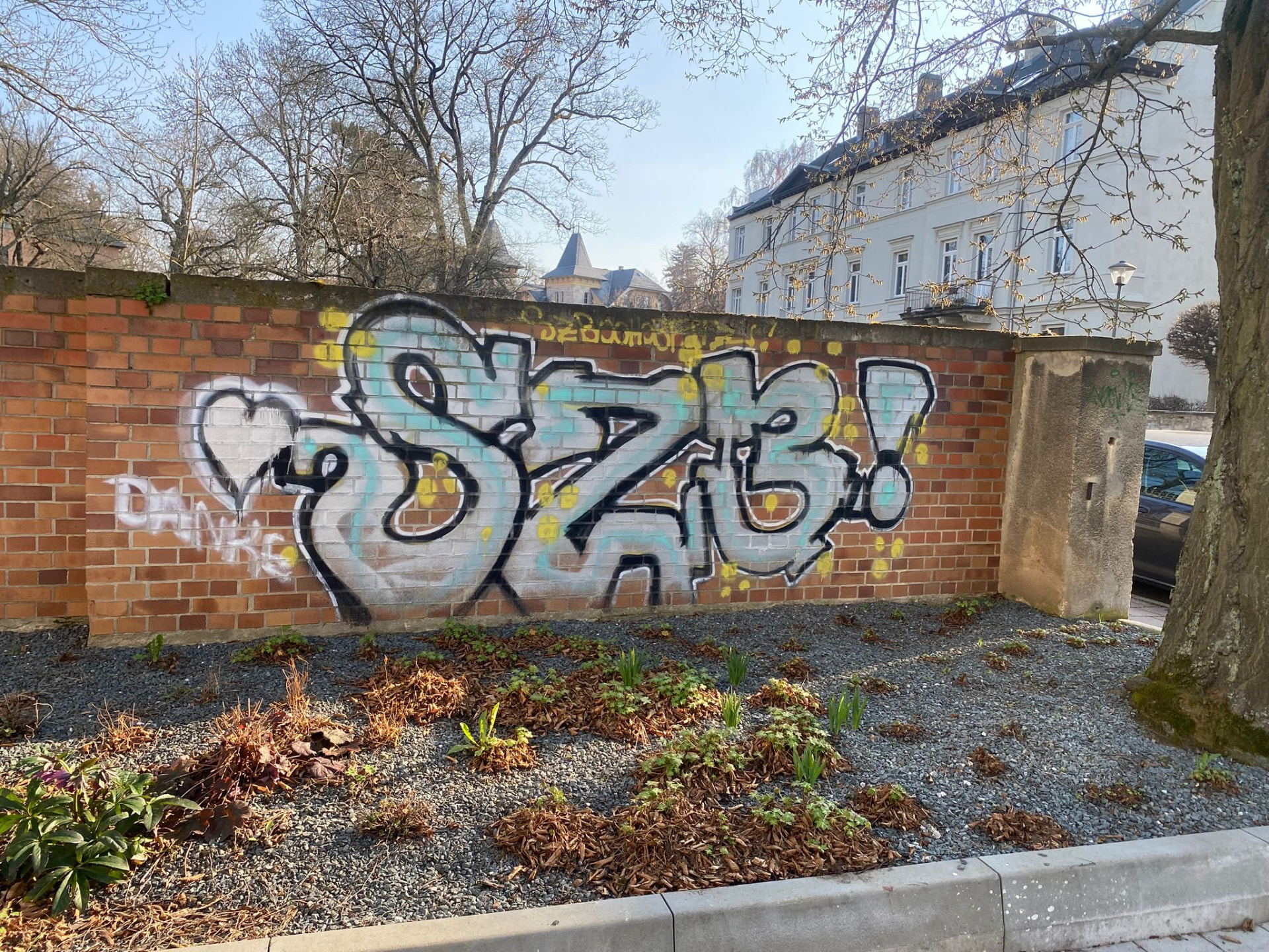 Ziegelmauer mit großflächigem Graffiti vor der Reinigung
